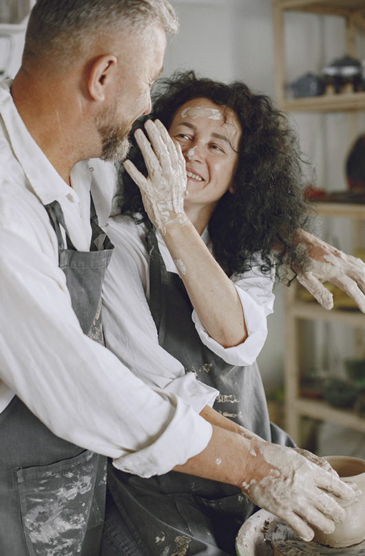 Pareja haciendo cerámica