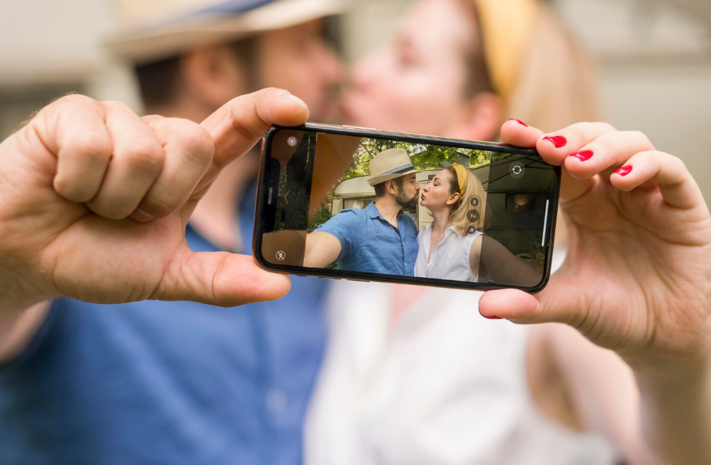 Pareja haciéndose una foto con el móvil